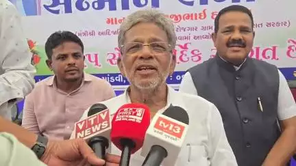 માંડવી: માંડવી ચારરસ્તા નજીક સુરત સુમુલ ડેરીના ચેરમેન નું સન્માન કરવામાં આવ્યું.