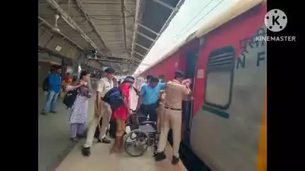 বাঁকুড়া ১: অসুস্থ রেল যাত্রীকে সুস্থ করে বাঁকুড়ার রেল স্টেশনে ট্রেনে তুলে দিল বাঁকুড়ার আরপিএফ