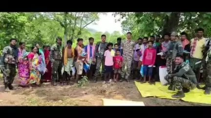 राजिम: अमलीदर पुलिस ने नक्सल प्रभावित ग्राम हथलासरगी व खोलबहाल पहुंचकर ग्रामीणों की समस्याएं सुनीं