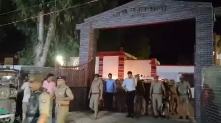 जखनिया: बकरीद से पहले गाजीपुर में डीएम-एसपी ने किया पैदल गश्त, एसपी ने कहा- शांति व्यवस्था को लेकर प्रशासन तैयार है