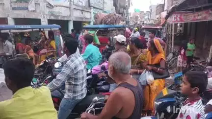 चौसा: चौसा प्रखंड क्षेत्र में शनिवार को बकरीद का त्योहार मनाया जाएगा, शुक्रवार को बाज़ार में दिखी भारी भीड़