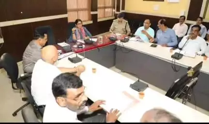 चीनोर: ग्वालियर कलेक्ट्रेट में कलेक्टर ने अधिकारियों के साथ की बैठक