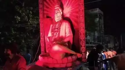 আউশগ্রাম ১: লোকনাথ বাবার পুজো উপলক্ষ্যে মেতে উঠলেন গুসকরার শান্তিপুরের বাসিন্দারা, অপ্রীতিকর ঘটনা এড়াতে মোতায়েন পুলিশ বাহিনী