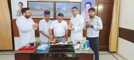 पूर्व विधायक बंसल जी ने अपने आवास पर मेरे जन्मदिन पर केक काटकर मुझे अपना आशीर्वाद दिया और सभी ने मुबारकबाद दी l