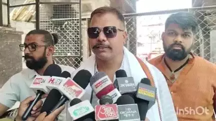 उज्जैन ग्रामीण: महालोक में मुस्लिम युवक हिंदू युवती के साथ बैठा, हिंदू जागरण मंच ने पुलिस को सौंपा