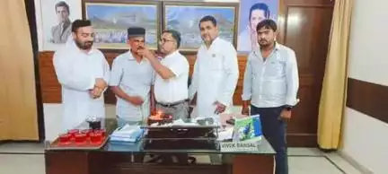 महानगर अध्यक्ष नावेद खान जी ने सभी के साथ मेरे जन्मदिन पर मुझे तोहफा दिया 
अकील अहमद कस्सार महानगर प्रवक्ता अलीगढ़