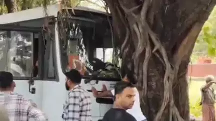 चास: BGH अस्पताल के पास वेदांता कंपनी की बस पेड़ से टकराई, चालक घायल