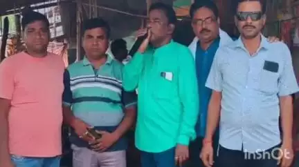 রানিবাঁধ: অভিষেক বন্দ্যোপাধ্যায়ের সফল বিদেশ সফরের জন্য রাণিবাঁধ বাজারের মানুষজনদের মিষ্টিমুখ করান হল ব্লক তৃণমূলের তরফে