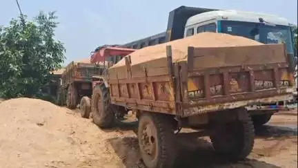 দুবরাজপুর: পানাগড়-দুবরাজপুর রাজ্য সড়কের নিরাময় মোড়ের কাছে তিনটি অবৈধ বালি বোঝাই ট্র্যাক্টর আটক, দুই চালক গ্রেপ্তার