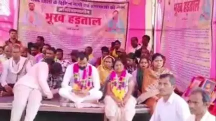 राजिम: मैनपुर क्षेत्र की बुनियादी सुविधाओं को लेकर लगातार तीन दिनों से जिला पंचायत सदस्य समर्थकों के साथ बैठे हैं भूख हड़ताल पर
