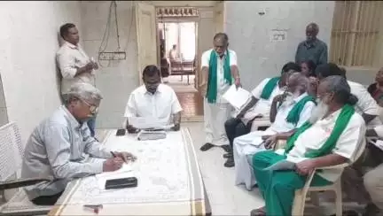 திருச்சி: அதிகாரிகள் காலில் விழுந்து கோரிக்கை விடுத்த விவசாயி- வருவாய் கோட்டாட்சியர் அலுவலகத்தில் பரபரப்பு #localissue