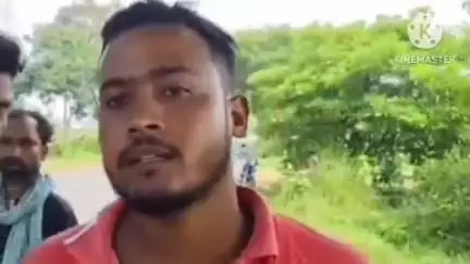 বাঁকুড়া ২: সংঘর্ষের ফলে মিল্ক ভ্যান টি গাছে গিয়ে মেরেছে এবং গাছটি উল্টে গেছে, খাতড়া এলাকায় দুর্ঘটনার প্রসঙ্গে বললেন এক স্থানীয়