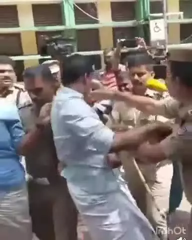 കോഴിക്കോട്: മെഡിക്കൽ കോളജിലെ സന്ദർശക ഫീസ് കൂട്ടിയത് അഞ്ചിരട്ടി, പ്രതിഷേധിച്ച ബിജെപി-യുവമോർച്ച പ്രവർത്തകരെ അറസ്റ്റ്‌ ചെയ്ത് നീക്കി