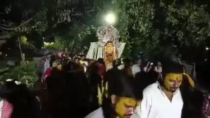 चक्रधरपुर: पंचमोड़ स्थित बालाजी मंदिर के पास से निकाली गई माता शीतला की घट यात्रा, उमड़ी श्रद्धालुओं की भीड़