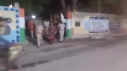 लालगंज: बकरीद पर्व की पूर्व संध्या पर लालगंज थाना परिसर से विधि व्यवस्था के लिए निकला फ्लैग मार्च