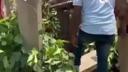 मड़ियाहू: जमुनीपुर गांव के कुएं में गिरे गाय के बछड़े को रेस्क्यू टीम ने बाहर निकाला