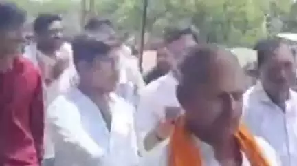 देपालपुर: देपालपुर थाने में प्रदर्शन, हिंदूवादी नेता हरि ओम डिंगर और इरफान खान को बताया निर्दोष