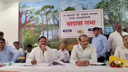 अचलपूर: परतवाडा येथे खासदार वानखडे यांच्या बैठकीत अधिकाऱ्यांची हलगर्जी उघड, अनुपस्थित अधिकाऱ्यांना कारणे दाखवा नोटीस; घरकुल, आरो