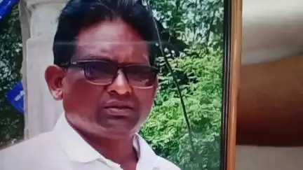 केराकत: जगदीशपुर रेलवे क्रासिंग के पास पिकअप की चपेट में आए सफाई कर्मी की मौत, पत्नी गंभीर रूप से घायल