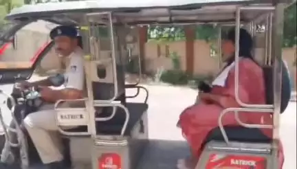 घाटीगांव: ग्वालियर में सरकारी आवास से ई-रिक्शा में बैठकर ऑफिस पहुंचीं कलेक्टर रुचिका चौहान, वीडियो आया सामने