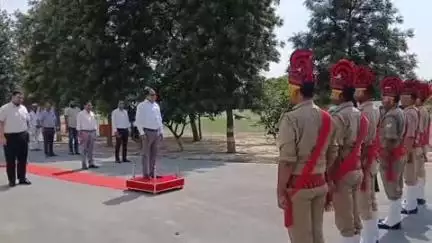 आलापुर: अंबेडकरनगर पहुंचे नगर विकास सचिव अनुज कुमार झा को दिया गया गार्ड ऑफ ऑनर, सचिव ने कई वार्डों का निरीक्षण कर परखी हकीकत