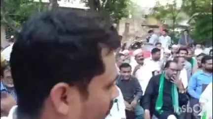 कोल: सिविल लाइन में त्योहार को ध्यान में रखते हुए पुलिस और प्रशासनिक अधिकारियों ने क्षेत्रीय लोगों के साथ पीस कमेटी की मीटिंग की