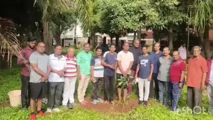 ಮೈಸೂರು: ಕುವೆಂಪುನಗರದಲ್ಲಿ ವಿಶ್ವ ಪರಿಸರ ದಿನದ ಅಂಗವಾಗಿ ಗಿಡ ನೆಟ್ಟ ರಾಜೀವ್ ಸ್ನೇಹ ಬಳಗ