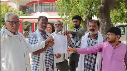 महाराजगंज: ईदगाह में नमाज पर रोक का विरोध, कलेक्ट्रेट परिसर में डीएम को सौंपा गया ज्ञापन