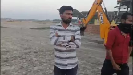महाराजगंज: बसवार गांव में खनन माफियाओं ने नायब तहसीलदार की गाड़ी पर जेसीबी चढ़ाने की कोशिश की