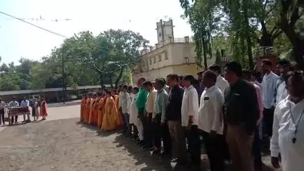 दिनांक ६.०६.२०२५ रोजी जिल्हा परिषद प्रशासकीय इमारत बुलढाणा येथे मा. मुख्य कार्यकारी अधिकारी श्री, गुलाब खरात सर (भाप्रसे), यांच्या हस्ते भगवा स्वराज्य ध्वज शिवशक राजदंडासह गुढी ची पूजा करून व गुढी उभारून शिवस्वराज्य दिन सोहळा संपन्न झाला.