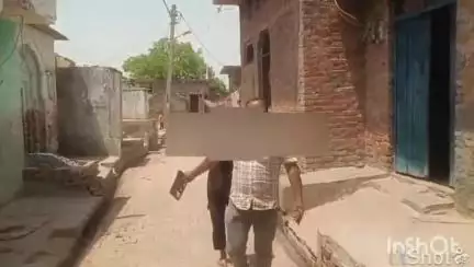 उरई: एट थाना क्षेत्र के ग्राम चमारी में ग्राम विकास अधिकारी पर आरोप, छेड़छाड़ के बाद चप्पलों से की पिटाई, वीडियो हुआ वायरल