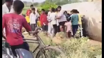खेकड़ा: ढिकौली में ब्रेक फेल होने से अनियंत्रित टैंकर पलटा, चालक घायल, दूध लूटने पहुंचे लोग, वीडियो हुआ वायरल