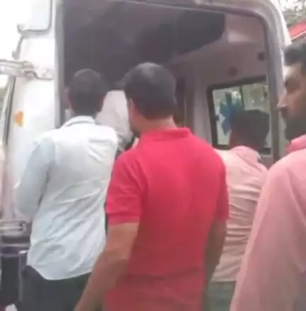 चुरहट: मैहर देवी मंदिर से लौट रहे कार सवार चुरहट में पेड़ से टकराए, सभी घायल