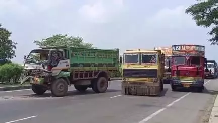 અંકલેશ્વર: અંકલેશ્વર નેશનલ હાઇવે ઉપર ટાટા મોટર્સ વર્કશોપ પાસે આગળ ચાલતી ટ્રકમાં અન્ય ટ્રક પાછળથી ભટકાતા ચાલકનો આબાદ બચાવ થયો હતો