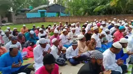 হরিহরপাড়া: ঈদ উল আযহার নামাজ আদায় হরিহরপাড়ার বিডিও রোডপাড়া ঈদগাহ ময়দানে
