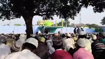 গড়বেতা ৩: মুসলিম সম্প্রদায়ের ঈদ উল আজাহারের সকালে নবকোলা ঈদগাহ ময়দানে নামাজ পাঠ করলেন হাজার হাজার মানুষ