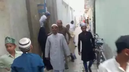 मऊ: मुंशीपुरा इलाके में कड़ी सुरक्षा के बीच पढ़ी गई ईद उल अज़हा की नमाज़, मुस्लिम समुदाय के लोगों ने गले लगाकर दी बधाई