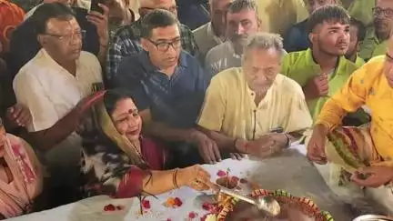 करनाल: पुरानी अनाज मंडी में श्री श्याम बाबा के मंदिर पहुंची मेयर रेनू बाला गुप्ता, लिया आशीर्वाद
