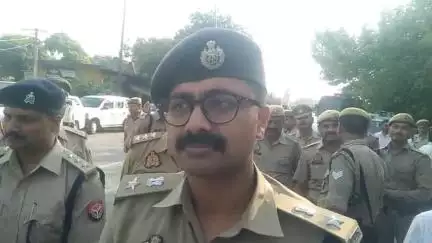 खबर औरैया से ईद के त्यौहार को लेकर सुरक्षा  व्यवस्था के विषय मे जानकारी देते पुलिस अधीक्षक अभिजीत आर शंकर
