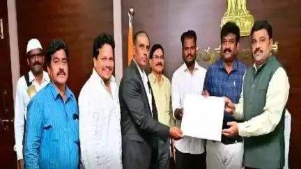 ఎమ్మిగనూరు: ఎమ్మిగనూరు : గోనగండ్లకు చెందిన పర్వతారోహకుడు సురేష్ కు 4 లక్షల ఆర్థిక సాయం అందించిన జిల్లా కలెక్టర్ రంజిత్ భాషా