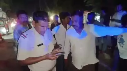 चिड़ावा: चिड़ावा शहर में देर रात स्टेशन रोड पर पिकअप ने कार को मारी टक्कर, पुलिस ने चालक को हिरासत में लेकर वाहन किया ज़ब्त