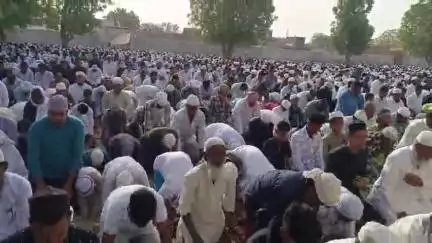 सरदारशहर: अंजुमन विद्यालय के पास मुख्य ईदगाह में हजारों मुस्लिम समुदाय के लोगों ने अदा की बकरीद की नमाज