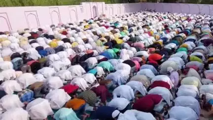घोसी: घोसी कस्बा बाजार स्थित ईदगाह पर सकुशल सम्पन्न हुई ईद-उल-अज़हा (बकरीद) की नमाज़, सुरक्षा व्यवस्था रही चाक-चौबंद