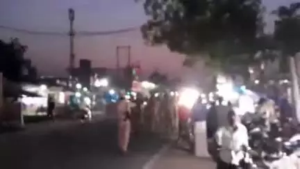 जयसिंहपुर: गोसाईगंज थाना क्षेत्र में बकरीद को लेकर पुलिस ने द्वारिका गंज में फ्लैग मार्च किया, ड्रोन से निगरानी के निर्देश