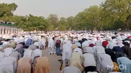 हापुड़: हापुड़ शहर में स्थित ईदगाह में कड़ी सुरक्षा के बीच सकुशल संपन्न हुई ईद की नमाज, इलाकों में ड्रोन कैमरे से हो रही निगरानी