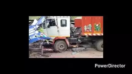 नाहन: खजूरना पुल पर अनियंत्रित ट्रक ने दुकानों को पहुंचाया नुकसान, टला बड़ा हादसा