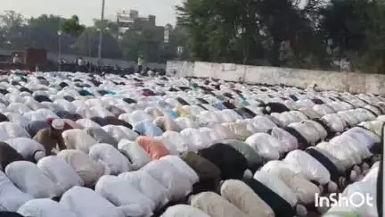 हिलसा: ईद उल अजहा के मौके पर हिलसा ईदगाह में मुस्लिम समुदाय के लोगों ने किया नवाज अदा मुल्क में अमन चैन शांति की मांगी दुआ