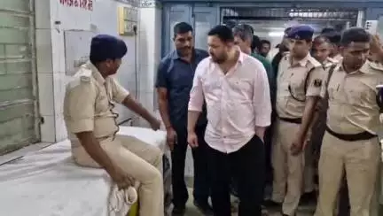 हाजीपुर: हाजीपुर-मुजफ्फरपुर मार्ग पर गोरौल थाना क्षेत्र में ट्रक ने नेता विरोधी दल के काफिले को मारी टक्कर