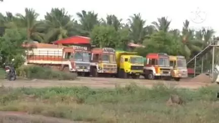 மண்மங்கலம்: சட்டவிரோதமாக மணல் கடத்தலில் ஈடுபட்ட 26 லாரி மூன்று கார் ரூபாய் 2.25 லட்சம் பறிமுதல் 10 பேரை கைது செய்து நீதிமன்ற காவலுக்கு அனுப்பி வைத்தனர்