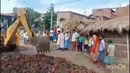 बंजरिया: जटवा ईदगाह में नमाजियों के जाने के लिए स्थानीय विधायक ने 1220 में कीचड़युक्त सड़क की मरम्मत करवाई